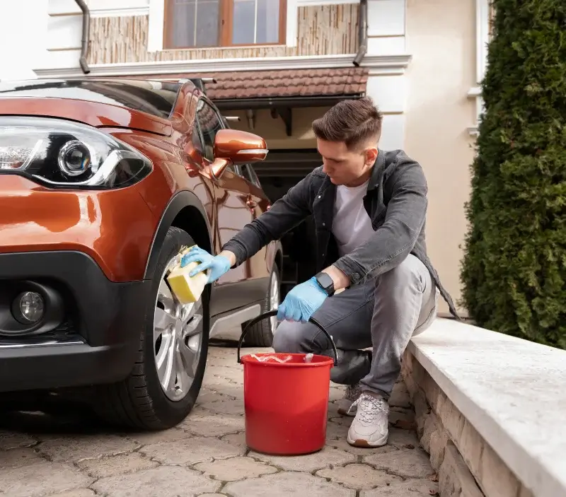 Lavage auto à domicile Poligné : professionnel intervenant sur un véhicule
